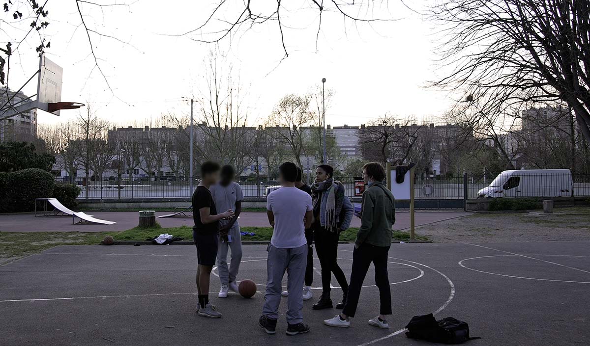 Rencontre avec des jeunes sur un terrain de basket de l'Île-Saint-Denis