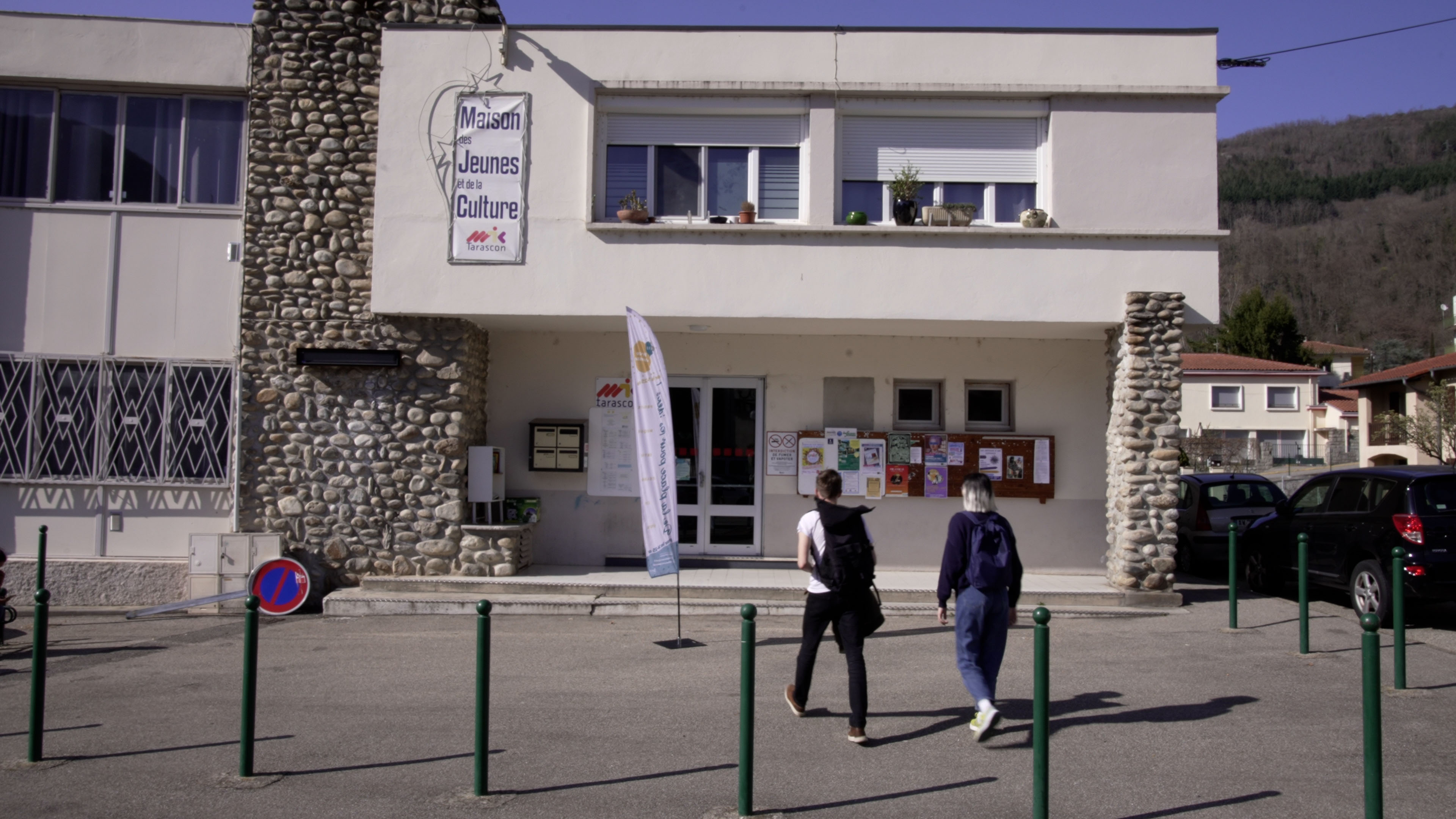 L'équipe VV devant la Maison des Jeunes et de la Culture de Tarascon-sur-Ariège