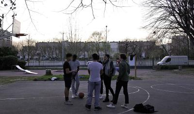 Rencontre avec des jeunes sur un terrain de basket de l'Île-Saint-Denis