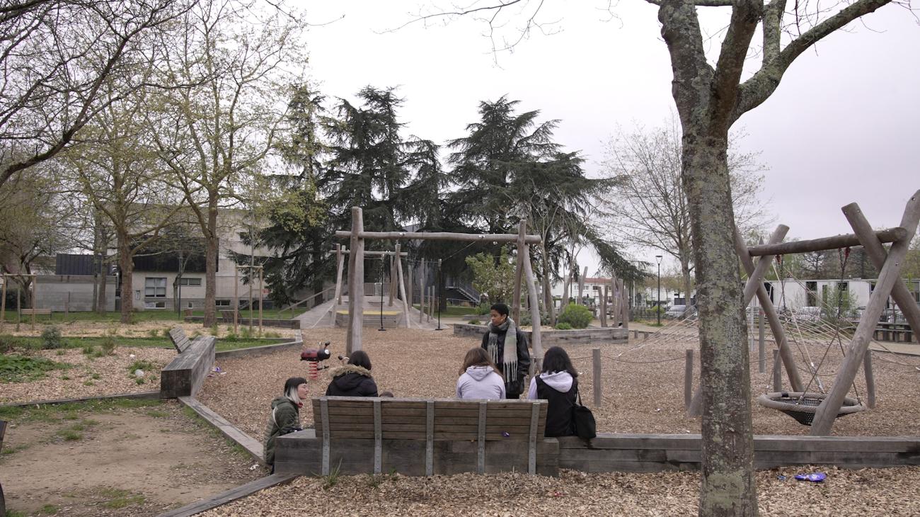 L'équipe VV avec un groupe de jeunes filles dans un parc à Rezé