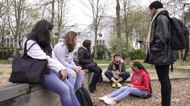 Échanges avec un groupe de jeunes filles au parc du Château de Rezé